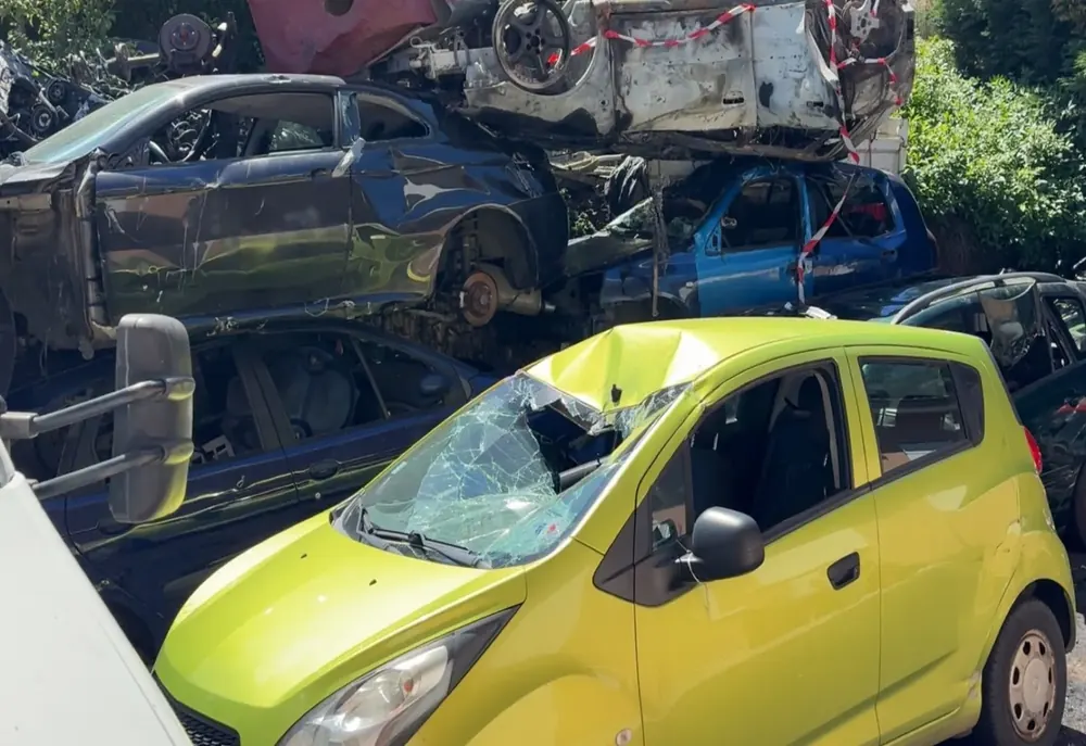 Alex Récupération — pile de véhicules hors d'usage (Chevrolet Spark, Clio) en centre VHU agréé Loire Haute-Loire